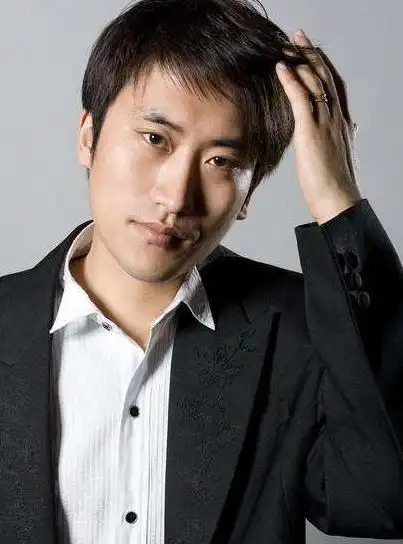 2006年,吴云飞开始出演喜剧《乡村爱情》电视剧,后来还出演过《麻雀》