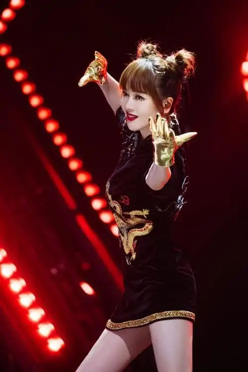 浪姐2左小青被淘汰穿旗袍跳舞甜美娇俏43岁状态不输小花