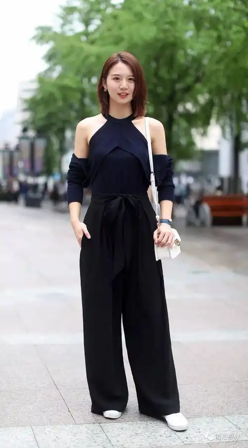 滚叔街拍6月20日肩到底应该怎么露布朗和可妮把它们的3层小洋楼搬来