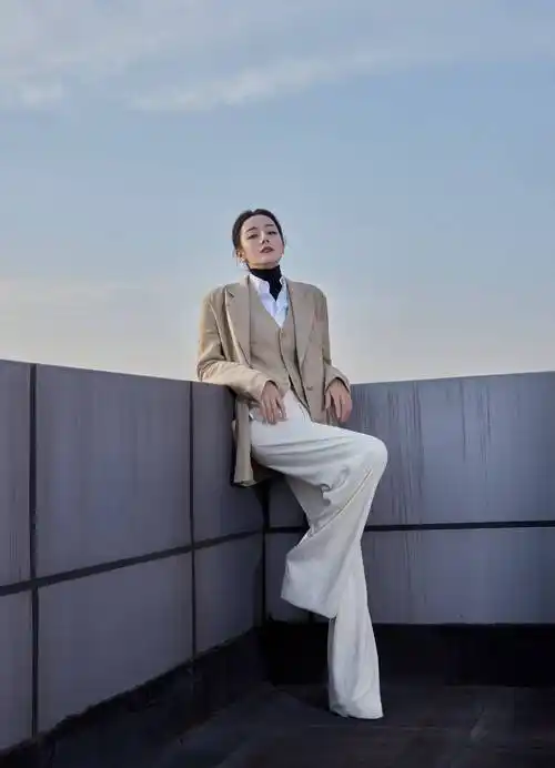 穿西装尽显女王气场,随手一拍都好迷人_造型_时尚_女明星