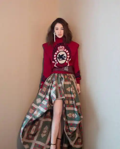 看看李小冉穿搭示范_气质_女性_风衣