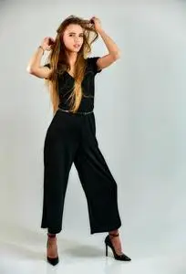 一个金发美女的全身肖像,长发,化妆很好,背景是白色.照片