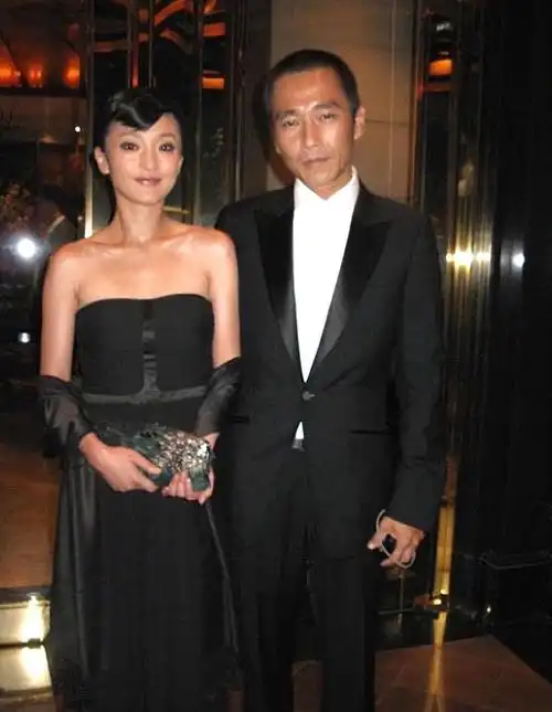 事实证明49岁无人敢娶的周迅已经走上了另一条道路