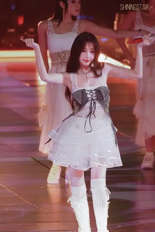 虞书欣白色公主裙造型