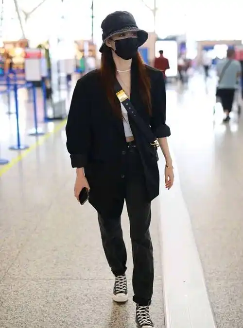 原创徐璐的机场造型好酷身穿黑色西装搭配黑色牛仔裤个性十足
