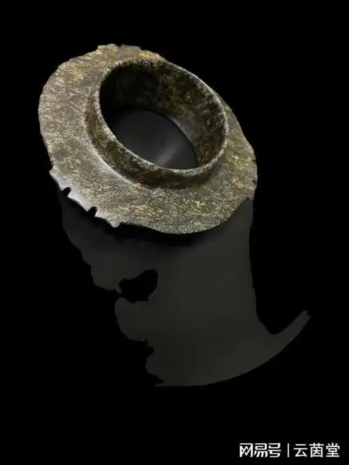 罕见三星堆有领玉璧,商代玉璧