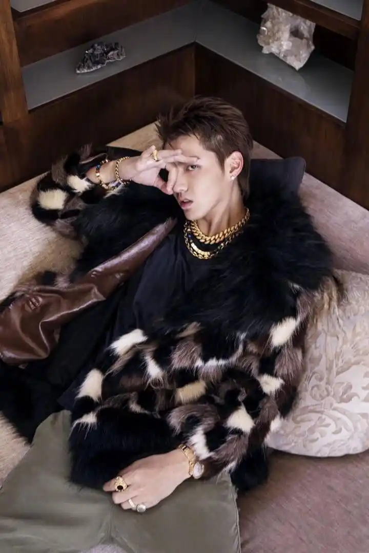 又一次领教到吴亦凡"土豪"气息,一手钻戒搭配皮草,服气!
