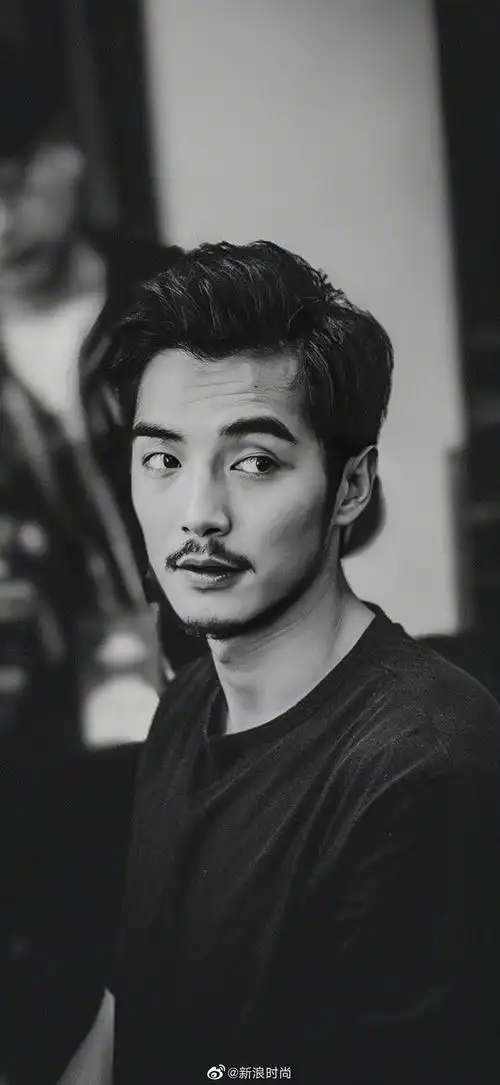 留胡子的金世佳