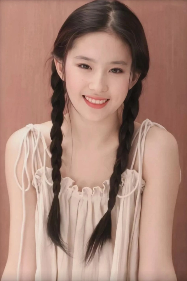 有种整容叫刘亦菲换发型,掀起刘海做女王,这才是真正的攻气十足|刘亦