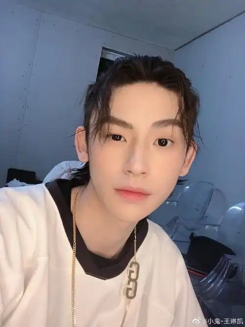 组图:小鬼出道700天发自拍福利 卡点13点14表白粉丝超用心