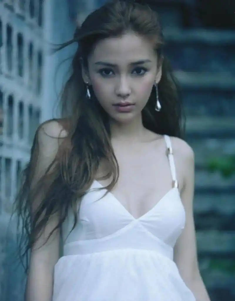 gif创作人# 杨颖日本出道早期旧照,满屏的混血气质,比芭比娃娃还精致