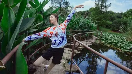 王丽坤一身fila穿搭,是打算"代言"?这腿型太绝了!