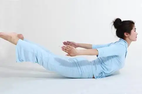 小燕飞标准动作详解:小燕飞动作需要我们趴在瑜伽垫上