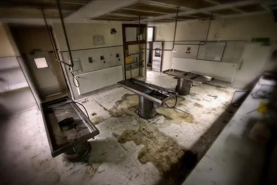 胆小勿进实拍世界各地废弃的停尸房