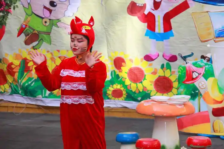 小班组《小熊请客》