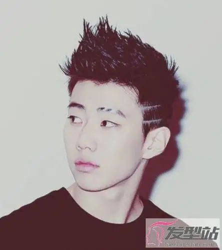 男生两道杠刻痕发型 吸睛帅气潮男都这样剪