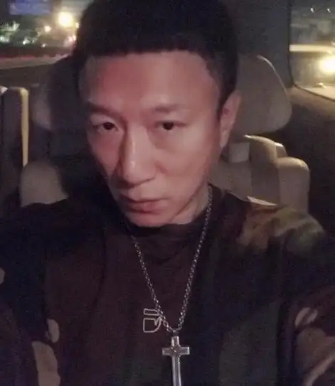 美妇网 娱乐 热点   7月24日晚,孙红雷通过微博晒自拍照,并配文称:"