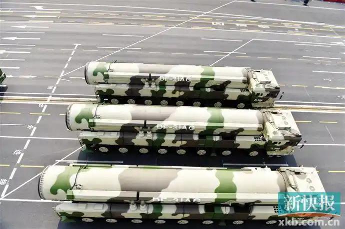 东风-5b核导弹方队.■巨浪-2导弹方队.