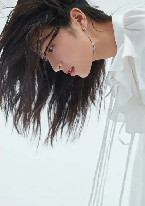 周雨彤清新简约时尚写真图片