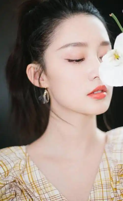 李沁出席活动也是少有的精心打扮了一番,皮肤看起来非常自然,又白又