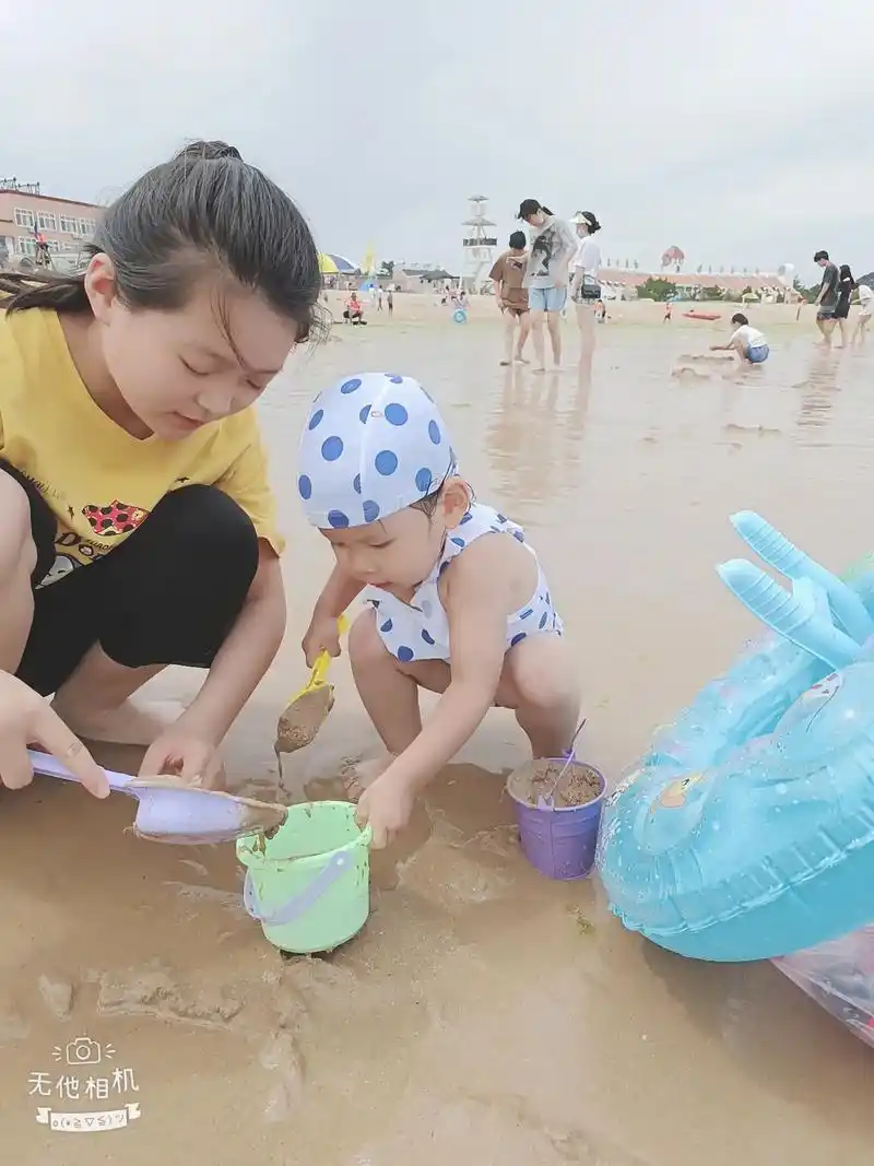 穿泳衣来海边游泳终于满足小妞的愿望了
