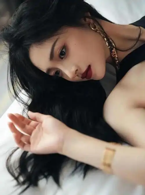 周洁琼穿黑色挂脖裙好惊艳美丽大气