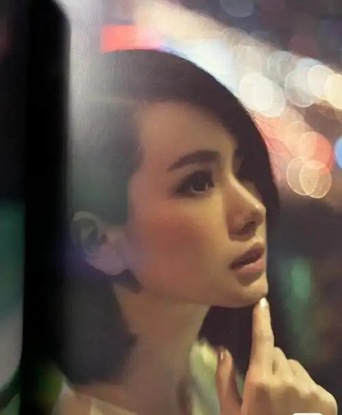 戚薇早期杂志旧照,巴掌大的小脸 超大的眼睛 干净利落的短发……|戚薇