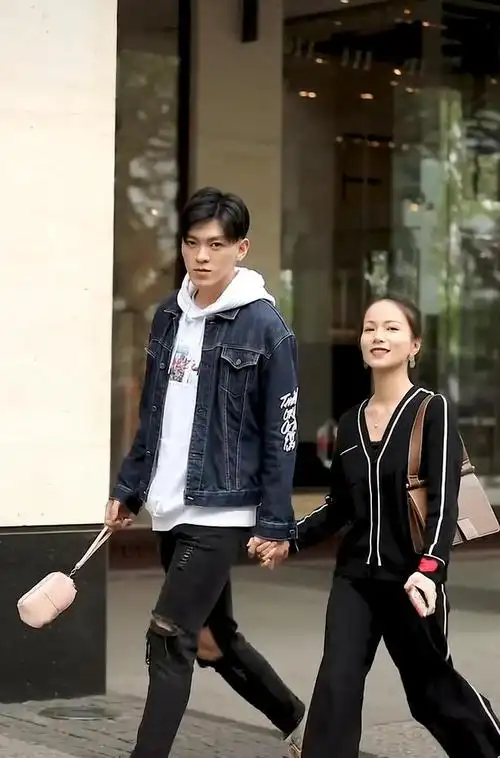 最萌身高差:女孩长了御姐的脸,却是萝莉身材,真羡慕她男朋友!