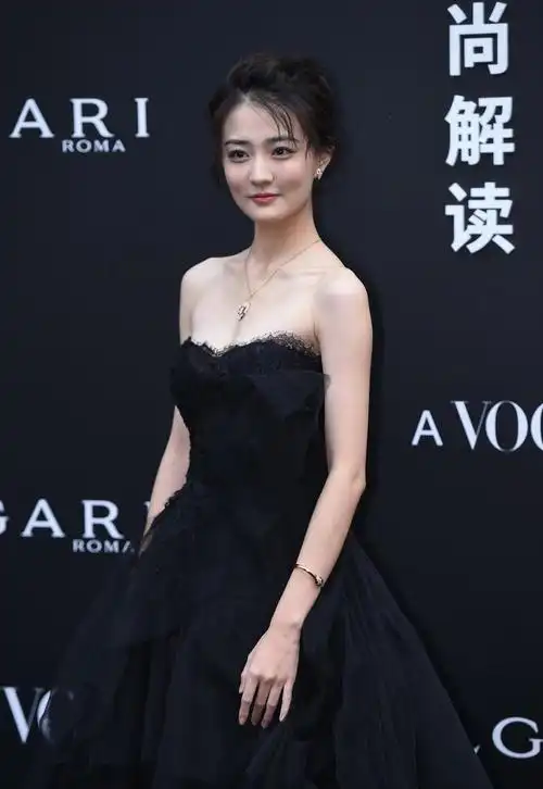 蕾丝元素的点缀,可以说是徐璐这件礼服中的点睛之笔.