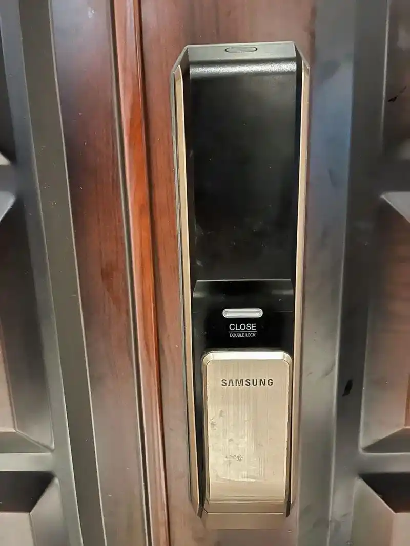 三星密码锁打不开了 准备出门,门锁从里面怎么也打不开,以为没有电了