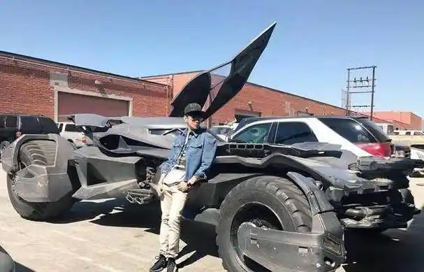 林俊杰坐自己蝙蝠车里耍帅,豪车满是灰尘也不心疼,网友:我来擦_搜狐