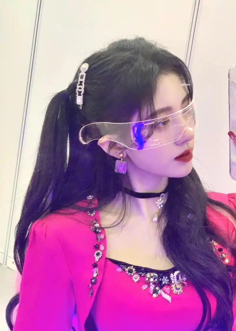鞠婧祎晒春日自拍,赛博眼镜好吸睛