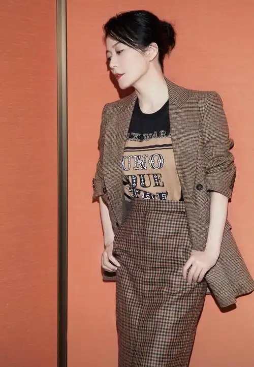 俞飞鸿才是真正的气质女王穿灰绿色风衣走机场优雅到骨子里