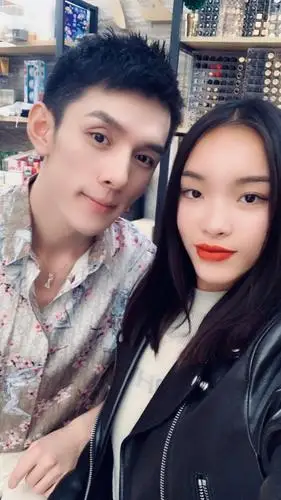 李佳琦妹妹火了,丹凤眼加厚唇长相高级,穿dior坐摩的不拘一格