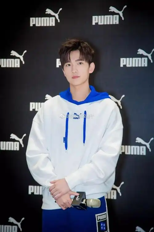 杨洋今日现身楚河汉街出席某品牌的活动