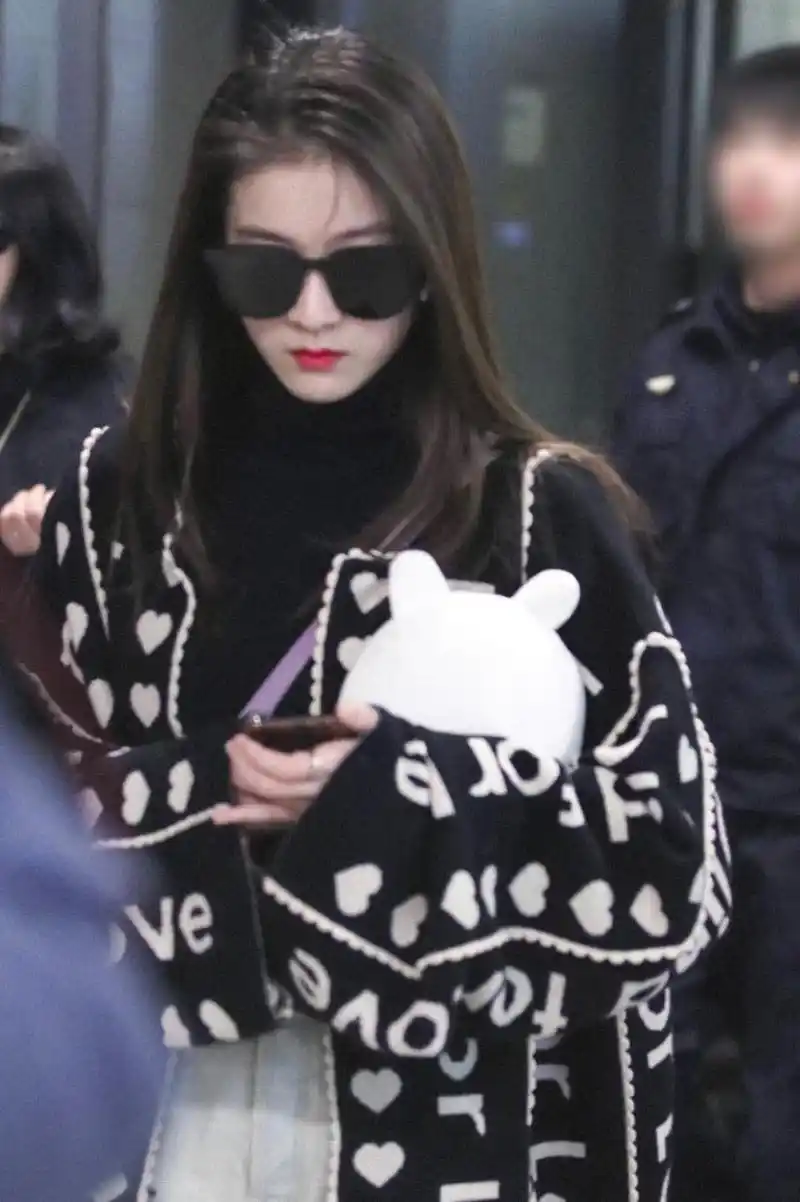 张雪迎越来越有女人味,打底衫配墨镜很有"一姐范",她才22岁啊