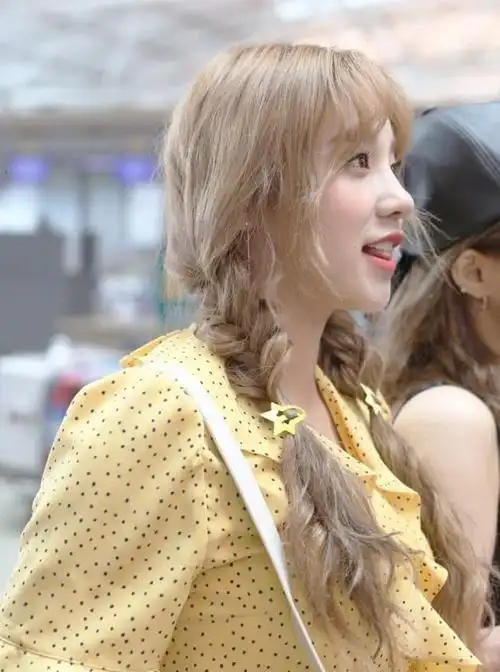 宋雨琦身穿一条香蕉裙秒变美少女网友杨颖该让c位了