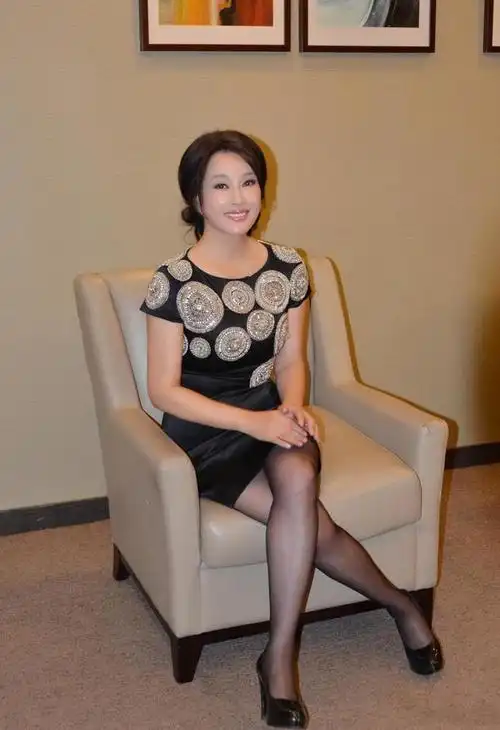 74岁刘晓庆前往美国过元宵独自逛街心情大好打扮年轻朝气蓬勃