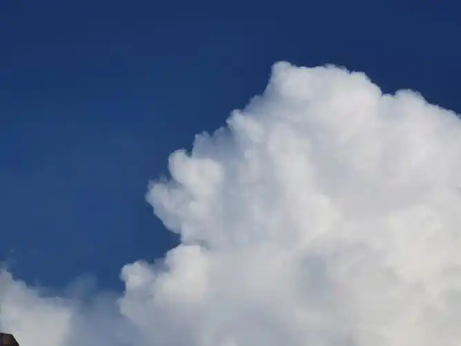 今天的云朵真的是棉花变的吧