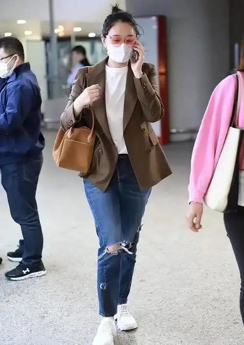 穿搭解析【三】在另一次活动中,李小冉选择了白色衬衫 绿色短裤的搭配