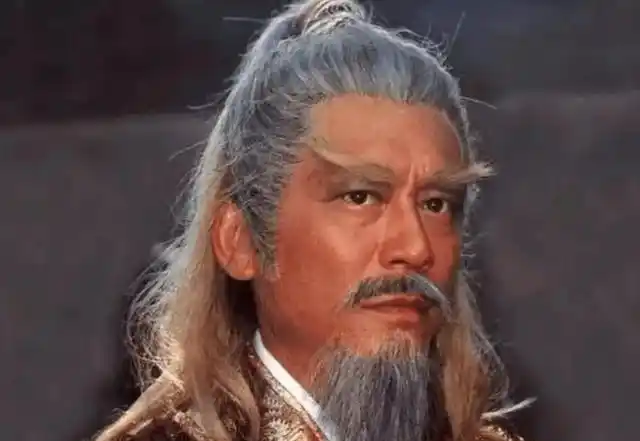 裘千仞打伤黄蓉,黄药师为何不敢去报仇?看看裘千仞的师父是谁?