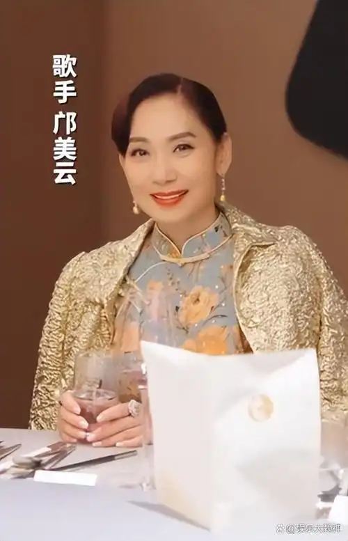 另一边的情况可能会对现任妻子杨小娟不太理想,她与关之琳合影的状态
