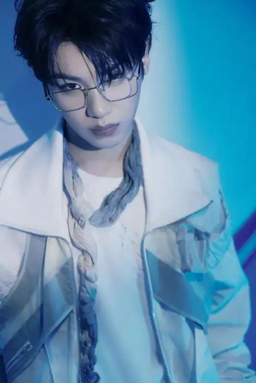 拍#黄明昊密逃5深海迷航蓝色系光影随拍六宫格送达戴眼镜的小贾好斯文