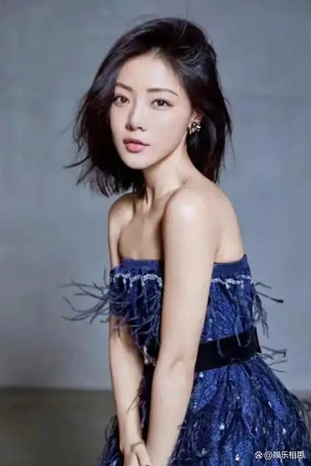 40岁邓家佳,不愧是华鼎最佳女演员!骨感身材也太撩了!惊艳全场