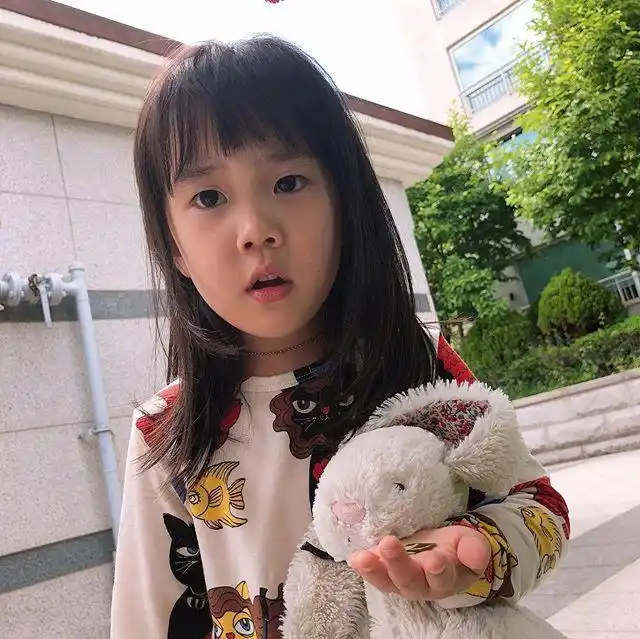 柳真奇太映的女儿露熙近况~~暴风成长啊!