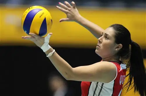 图文:秘鲁女排3-1哥斯达黎加 美女准备发球