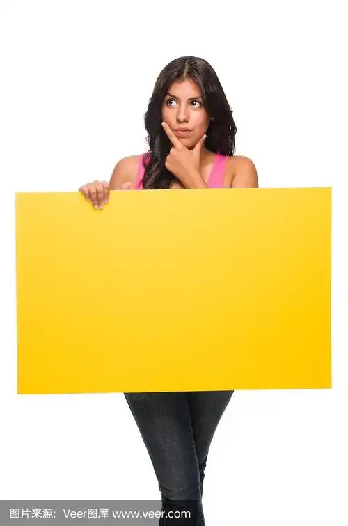 女人在思考着,手里举着一个牌子