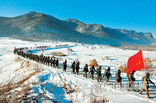 看我军组织新兵冒严寒进行野外行军