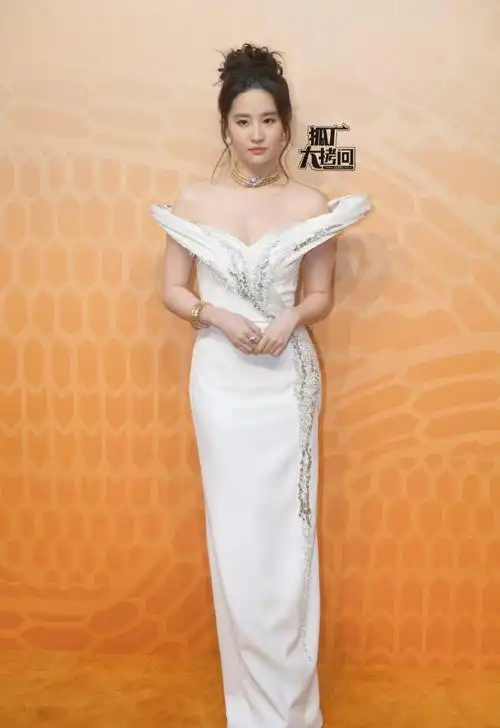 身穿白色高定礼服亮相,化身优雅贵气的白天鹅～06#刘亦菲高定白裙