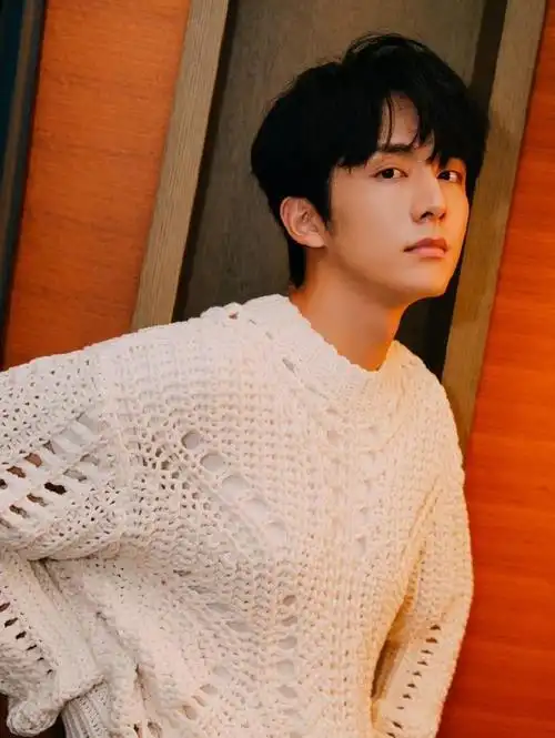 张新成黑背心返场,真的很帅呀,肌肉线条好好啊,一整个爱住了!